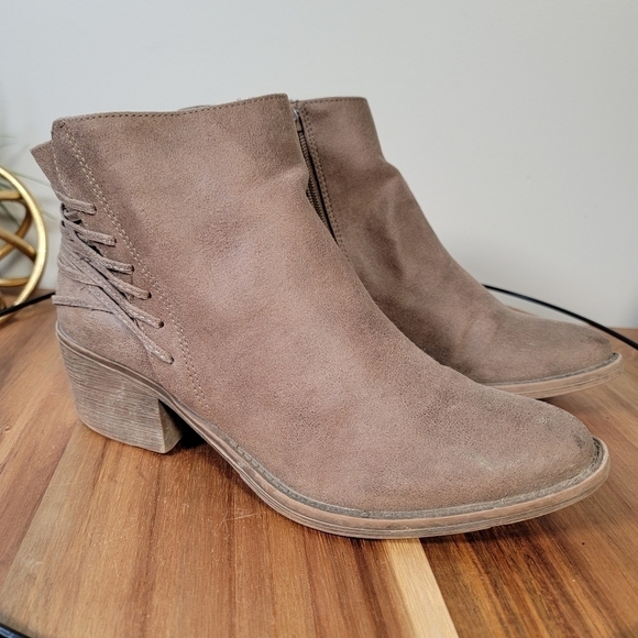 Very Volatile Vegan Leather Ankle Boots Size 8 - Picture 5 of 15